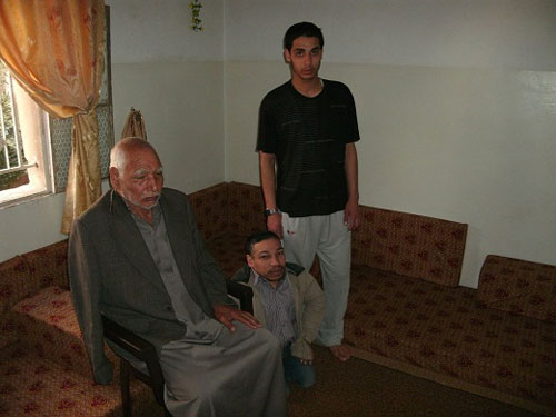 أبو ماهر بترت يده اليمنى ولديه خمسة أبناء معاقين
