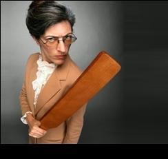 معلم يركل طالب بقسوة على عضوه التناسلي ويدخله المستشفى 