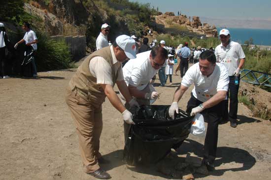 حملة نظافة في البحر الميت