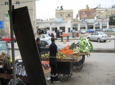 تجار المفرق يهددون بالاضراب جراء انتشار البسطات 