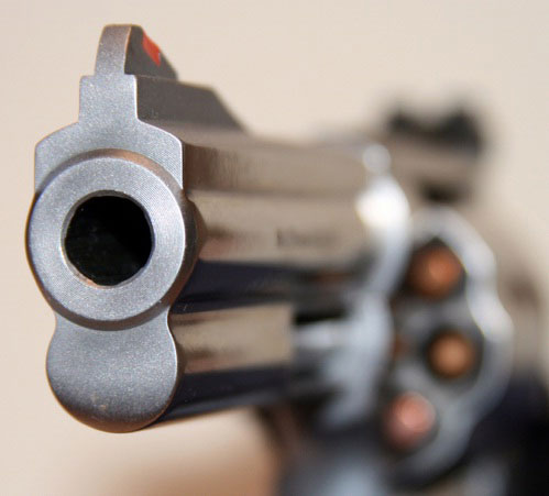 مطلوب يصيب ثلاثة أشخاص بالرصاص في صويلح
