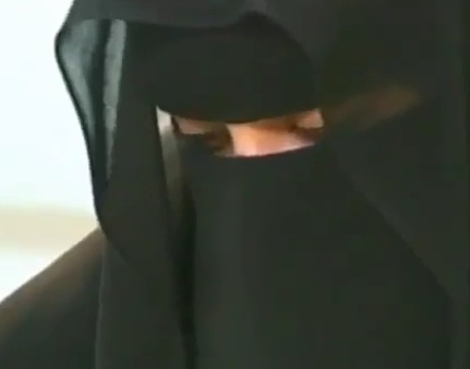  سعودي يطلق زوجته على الهواء مباشرة   ..  فيديو