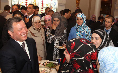 الملك يتناول الغداء مع 130 عاملا  - فيديو وصور