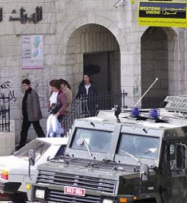 القبض على منفذي عملية السطو المسلح على البنك العربي في رام الله 