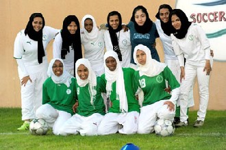 السعوديات يلعبن كرة القدم !