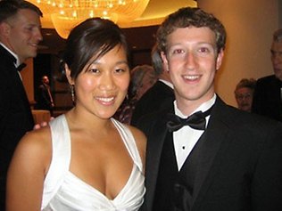 مؤسس فيسبوك  يتزوج صديقته  ..  صور