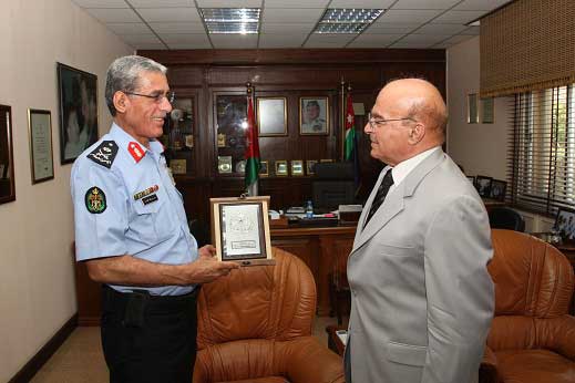  نائب مدير الامن العام يكرم مدير مستشفى الحمايدة