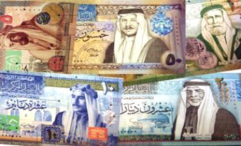 موظفان يقتطعان 10 % من راتبيهما للخزينة