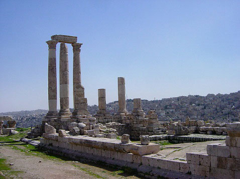العثور على تمثالين ضخمين في جبل القلعة