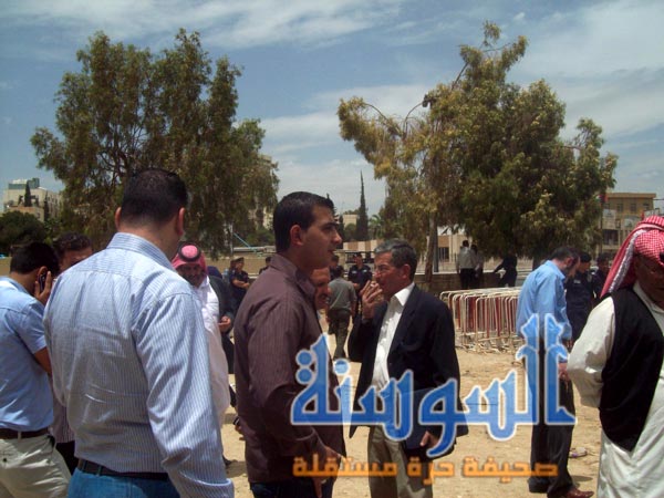 متضررو البورصة يعتصمون امام حقوق الانسان