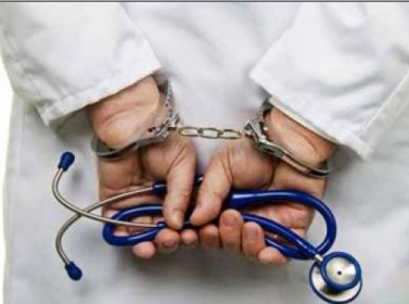 السلط : توقيف 4 اطباء على خلفية وفاة شاب بخطأ طبي