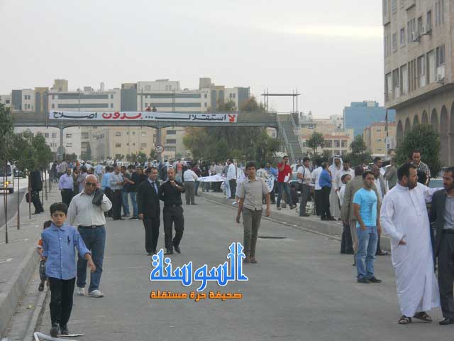  سلسلة بشرية أمام الاردنية رفضا لرفع الاسعار  ..  صور