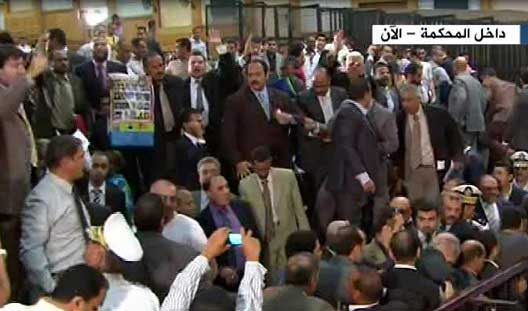  فوضى عقب انتهاء محاكمة مبارك وهتافات : باطـــل  ..  فيديو