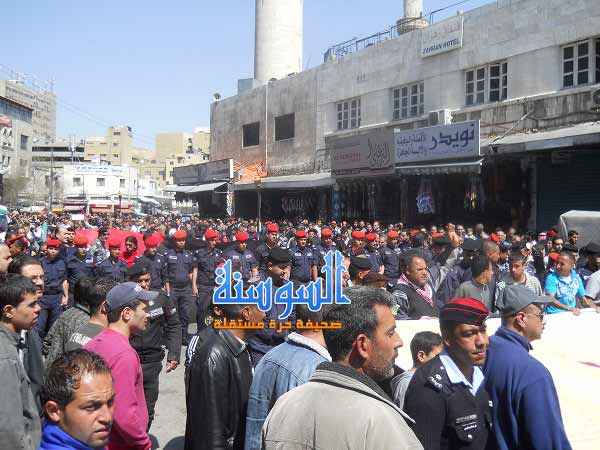 دراسة : 73 بالمئة من الشباب لا يخرجون في المسيرات