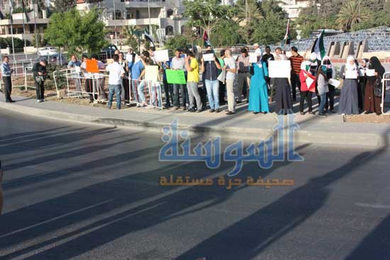  محتجون أمام الرئاسة يطالبون بفتح الحدود أمام السوريين  ..  صور