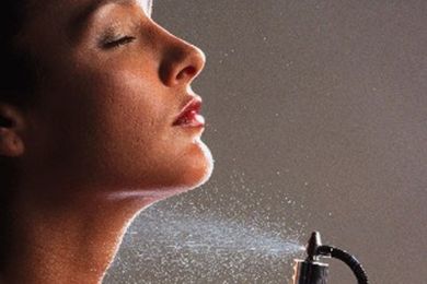 للنساء ..  عطور الصيف تمهد لأزمة حساسية