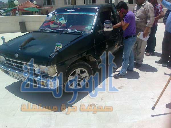  الطفيلة التقنية : موظف يغلق البوابة الرئيسية بسيارته الخاصة لمجمع القاعات التدريسية