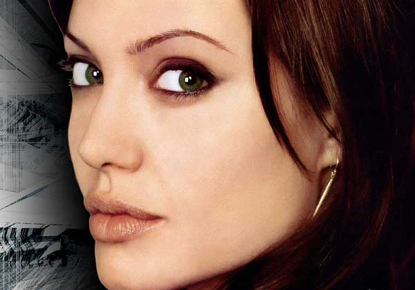 انجلينا جولي تتبرع للاجئين السوريين بـ 100 ألف دولار 