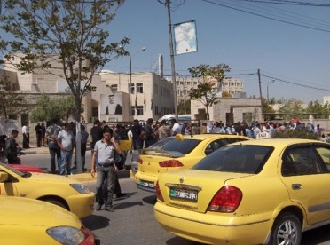 سائقو السرفيس والتاكسي يطالبون برفع تعرفة النقل 