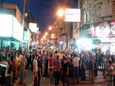 هتافات تجاوزت السقوف في اربد وانسحاب رموز اصلاحية من المسيرة