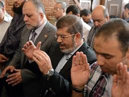 مرسي يصر على صلاة الفجر بالمسجد دون حراسة