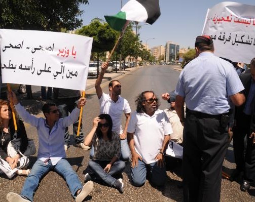الفنانون يغلقون شارع الجامعة ويطالبون بإقالة جرار