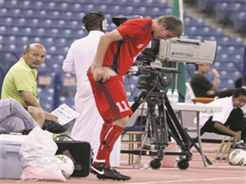 لاعب يفاجئ حضور ملعب الملك فهد بالتعري - صور