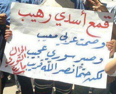 آلاف اللاجئين السوريين عالقون على الحدود الأردنية