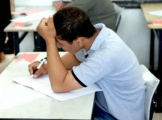 محتجون يشعلون النار في مدرسة عيرا