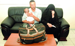 زوجان يحاولان تهريب طفلهما الى دبي بالحقيبة