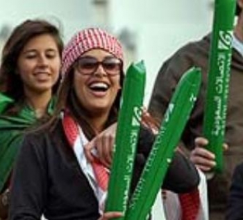 فتاة سعودية تعطل مباراة  النهضة والعروبة 