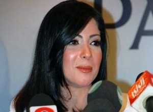 منى زكي ترفض ارتداء العدسات اللاصقة