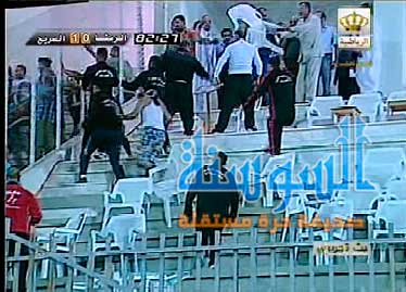  شغب في مباراة الرمثا والصريح  ..  وضرب الحكم بمحول نيون  ..  فيديو