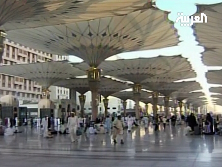 250 مظلة تحمي المصلين في الحرم النبوي من أشعة الشمس