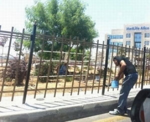 بالفيديو  ..  الانتهاء من تسييج الدوار الرابع