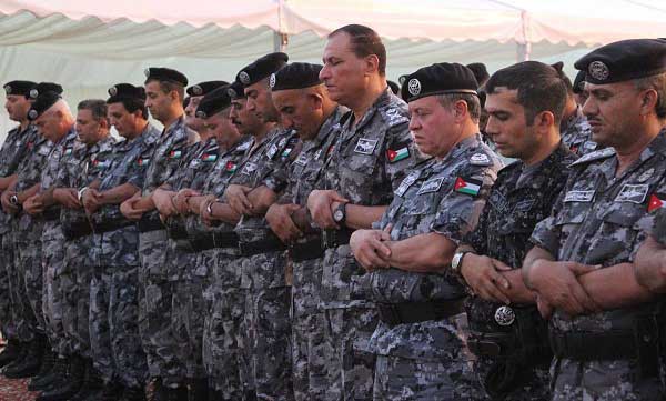 الملك يعرب عن اعتزازه بالدرك 