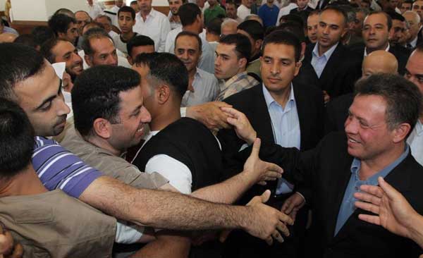 الملك يفتتح مسجد الهمشري ويؤدي صلاة الجمعة فيه  ..  صور