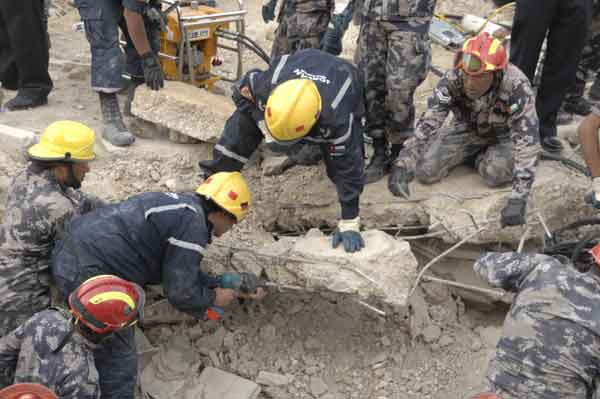 اخلاء 24 شخصا من عمارة في البيادر لتصدعها 