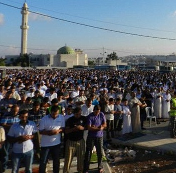 المئات يصلون العيد امام السفارة السورية 
