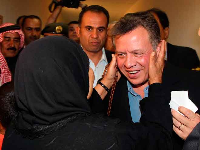 الملك يفتتح مركز الحسا الطبي  ..  صور