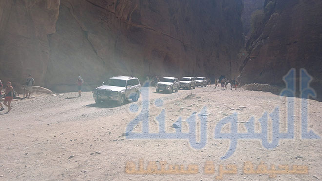  حاكمة استراليا تخرق القواعد وتدخل البترا بالسيارات