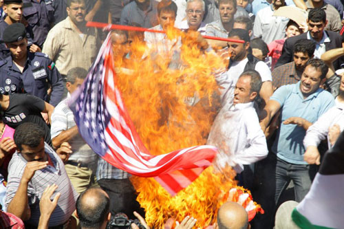 الاسلاميون انتصروا للحريات واحرقوا علم اميركا  ..  صور
