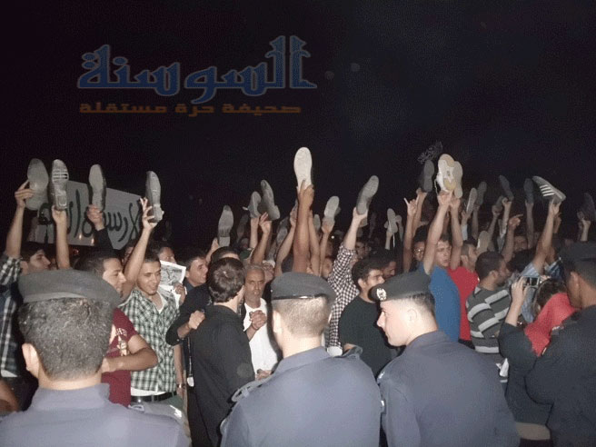 متظاهرون يرفعون الاحذية للسفير الاميركي  ..  فيديو وصور