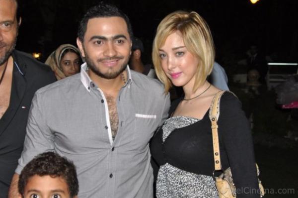 بالصور ..  تامر حسني وزوجته للمرة الأولى