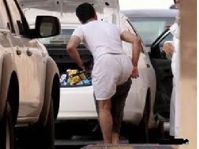 سائق يخلع ملابسه بصويلح احتجاجا على مخالفة سير