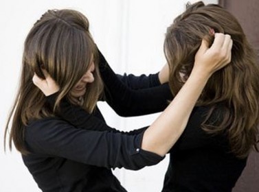 شجار مضيفتين يعيد طائرة إلى المطار