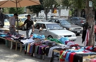 اصحاب البسطات يحرقون بضائعهم في البيادر