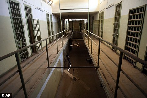 اشتباكات بين الامن العراقي في سجن ابوغريب