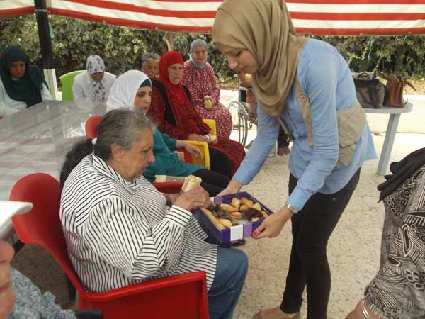 طلبة جامعة الشرق الأوسط  يتواصلون مع المسنين 