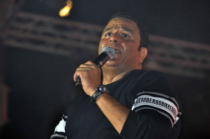  بالصور  ..  محمد فؤاد يسجد ويبكي على المسرح